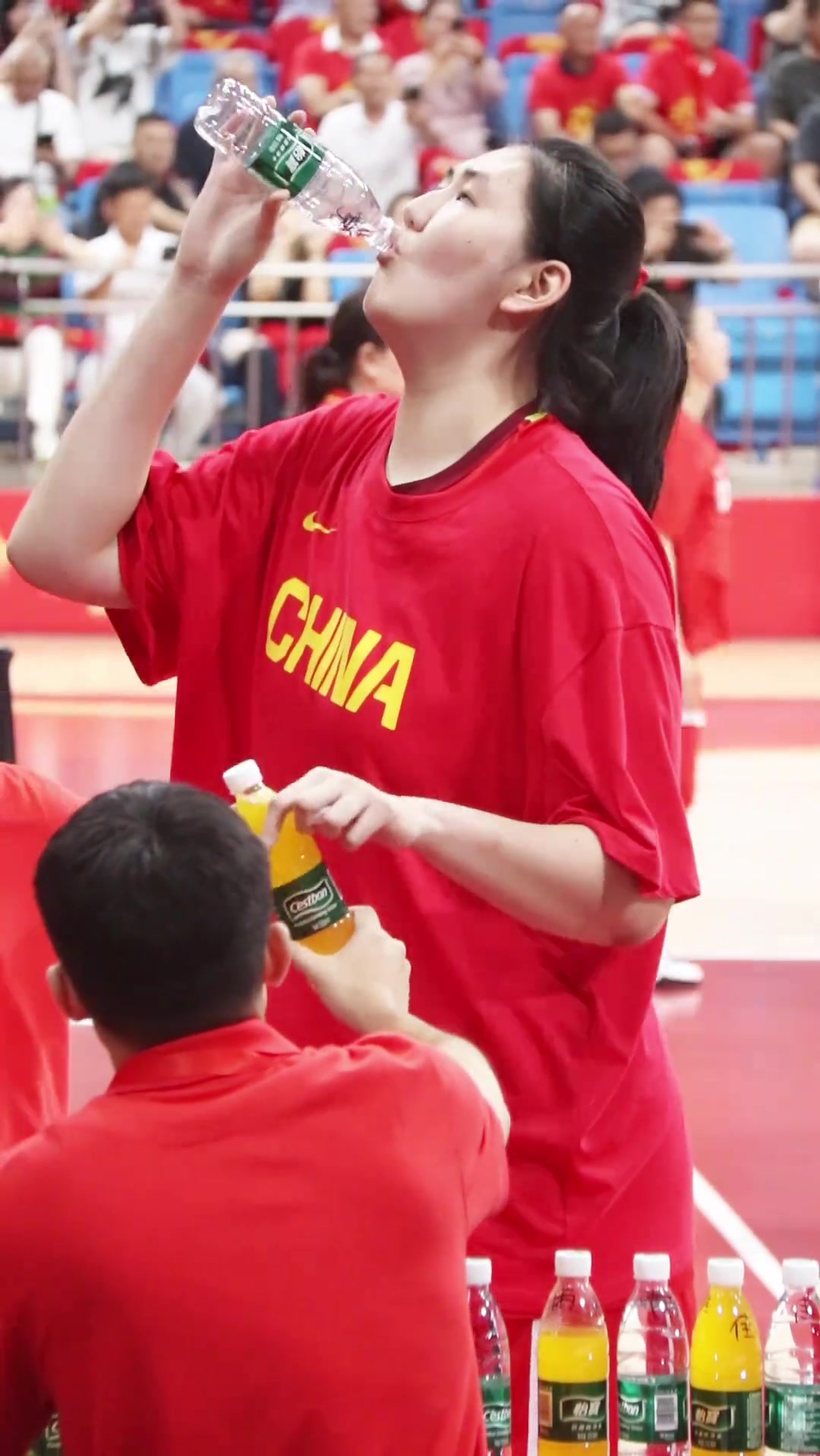 感受张子宇的巨掌矿泉水秒变口服液 还能一只手夹两瓶换着喝