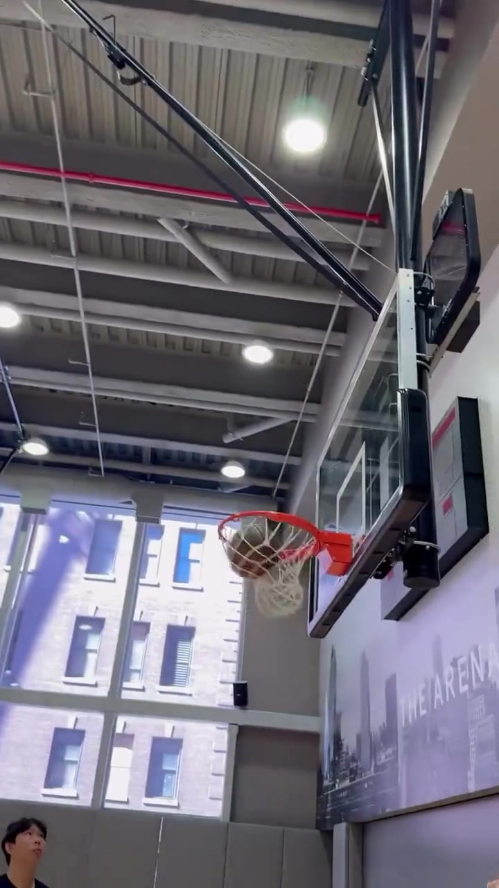 备战自己的第23个赛季勒布朗-詹姆斯