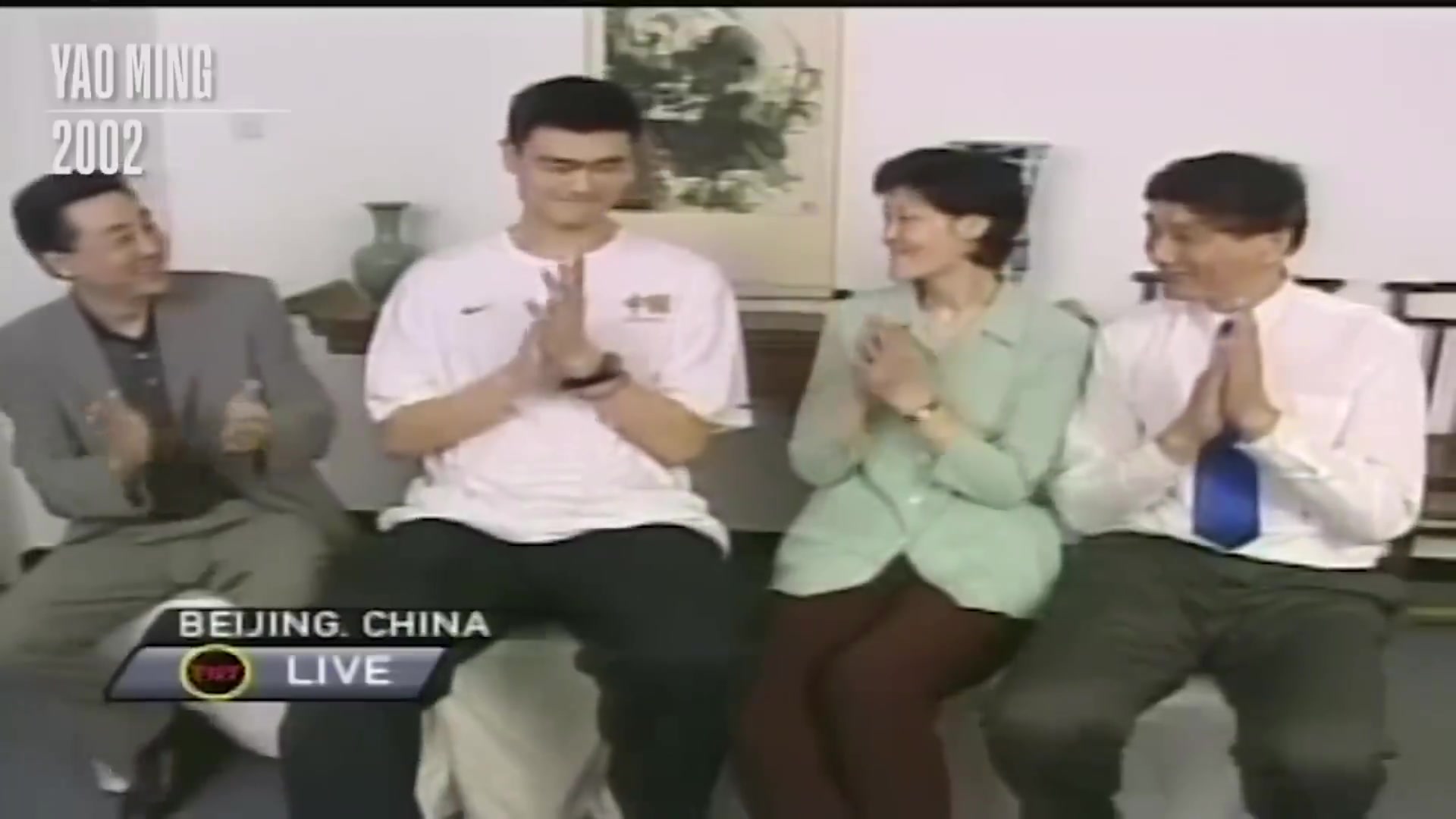 历史的开始2002年的今天火箭用状元签选择了中国中锋姚明