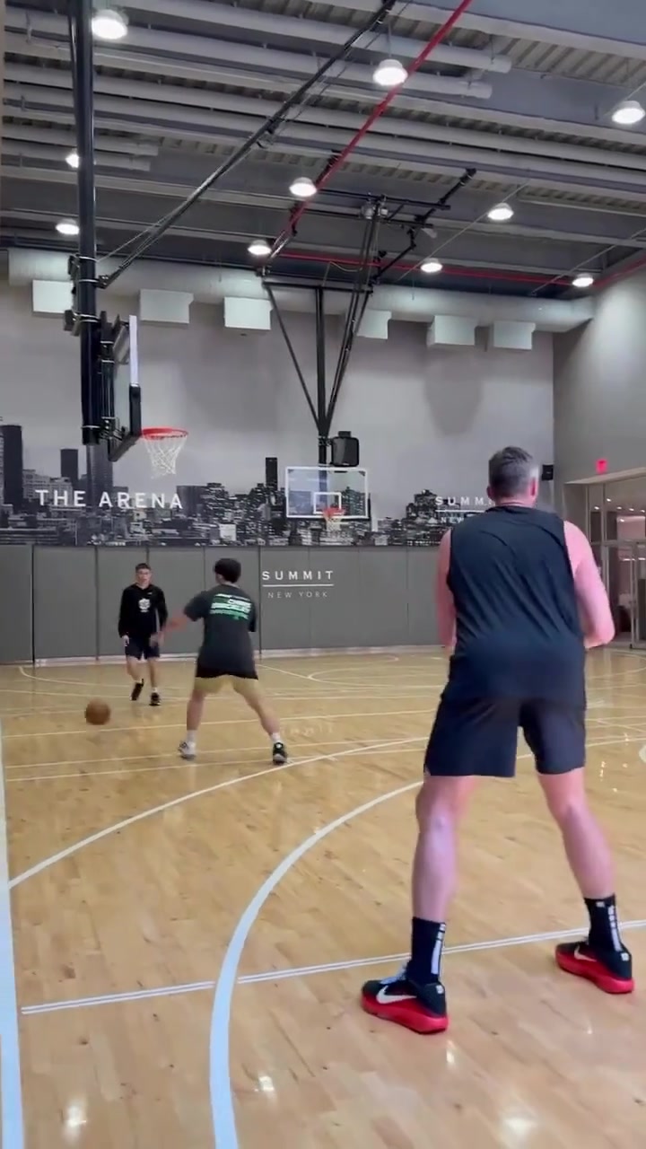 伤愈后首次训练詹姆斯和乐福组了个老友流汗局