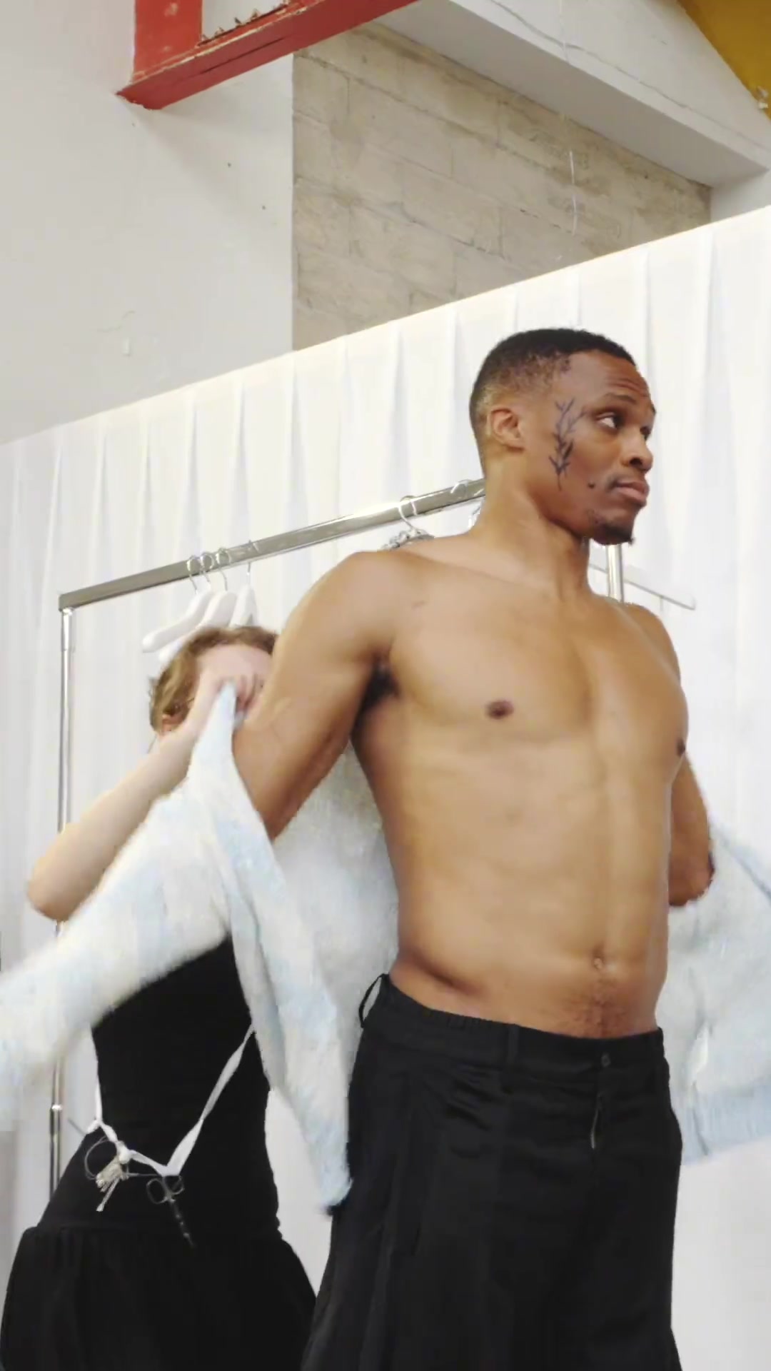 行走的衣架子威少这身材穿啥都帅啊