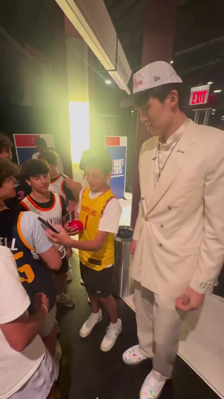 收获一批小迷弟外国小球迷争相和16号秀杨瀚森合影留念