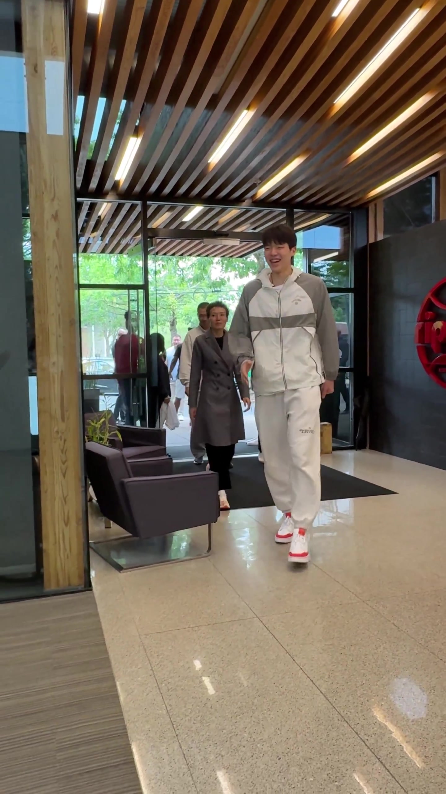 很幸福杨瀚森抵达开拓者主队 爸爸妈妈陪儿子来球队报道