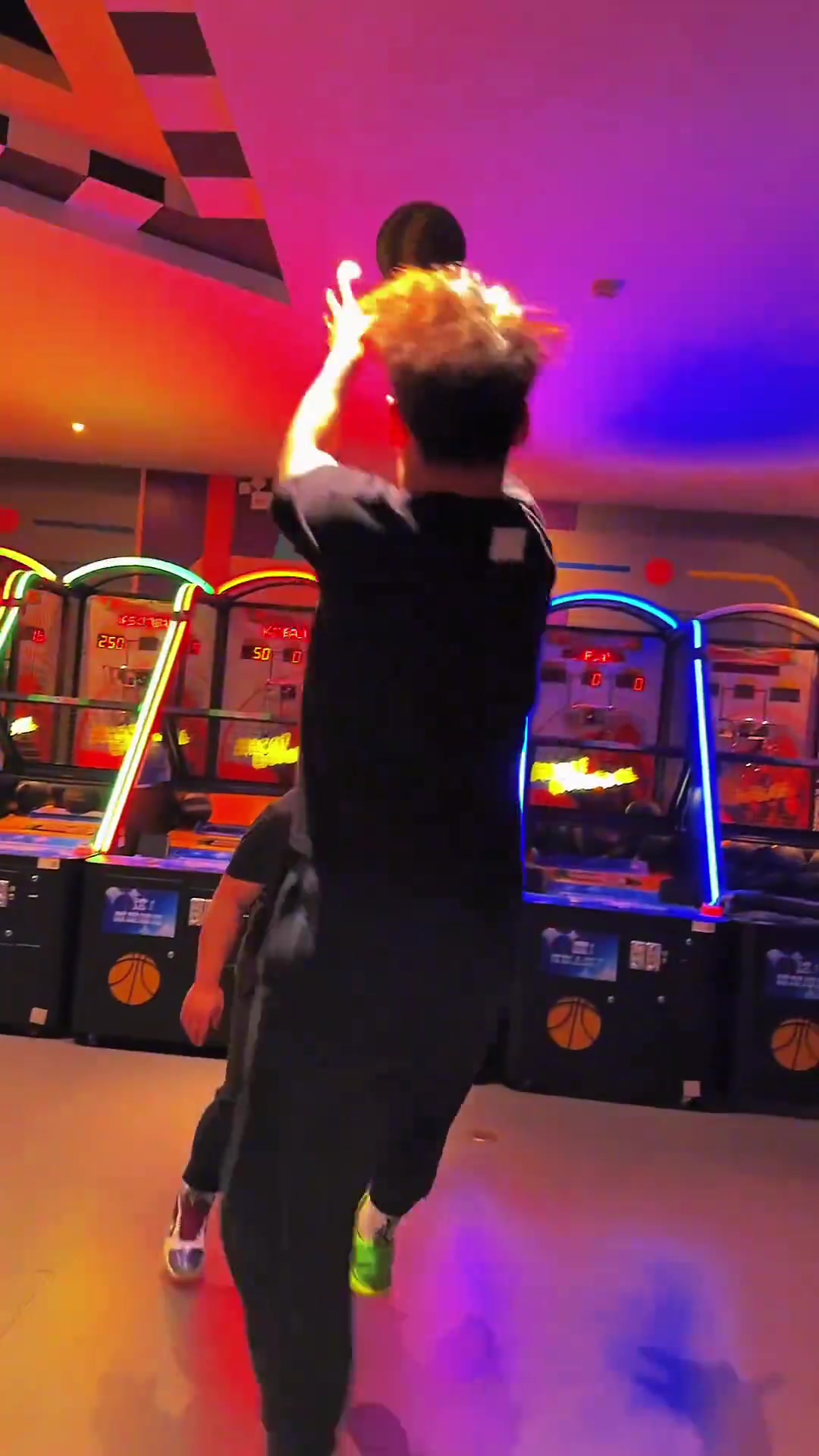 妈妈打球去游戏厅 我请看VCR