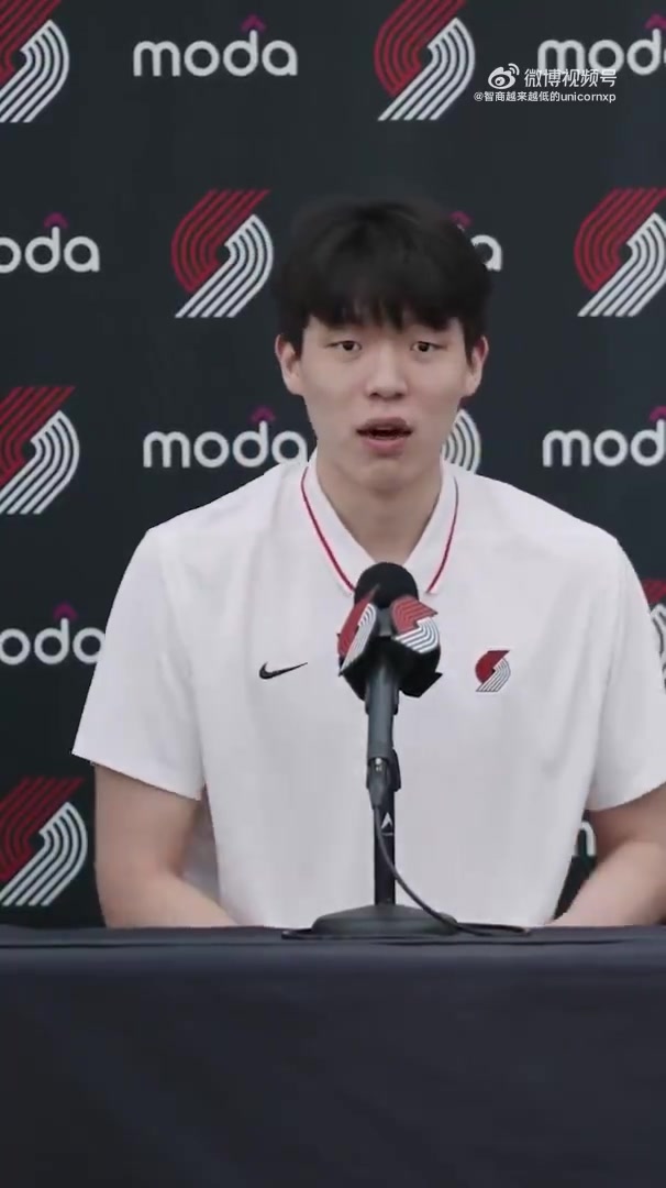 面对记者发问用中文说出你好杨瀚森的眼睛瞬间睁大