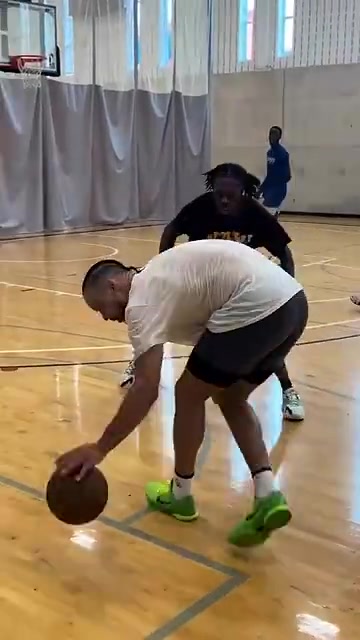 狄龙平时打野球运球都这么磕磕绊绊火箭球迷要哭死的吧