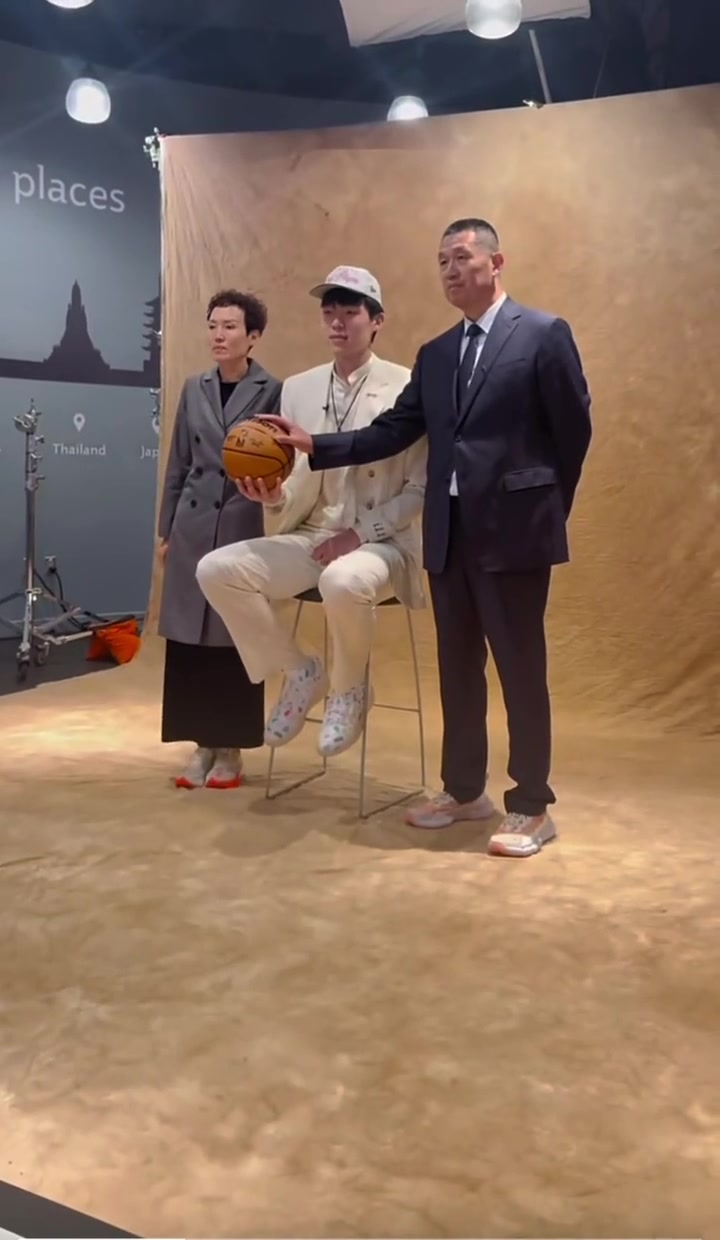 出人头地了杨瀚森和爸爸妈妈拍合照 一家子都很高啊