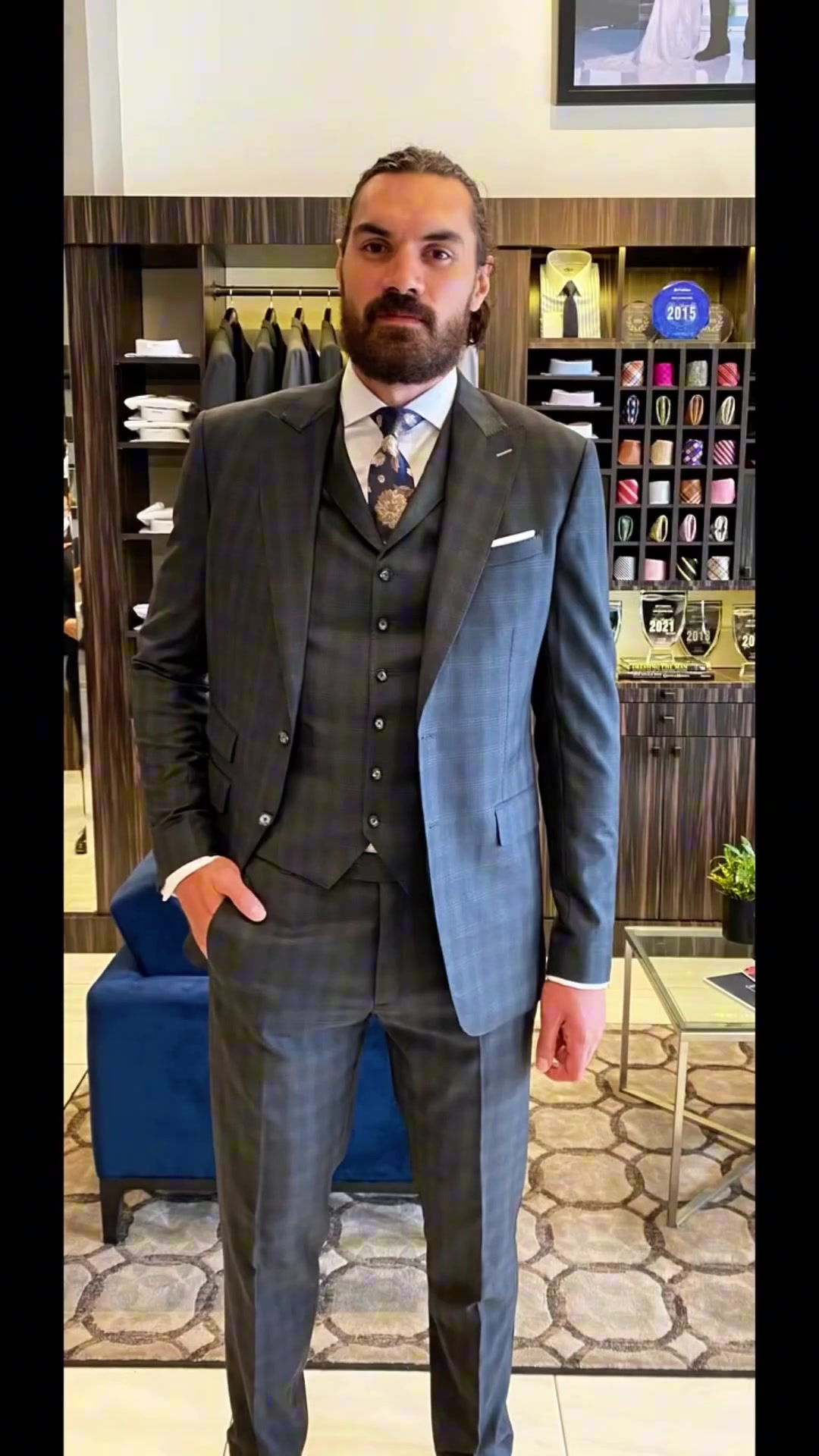 有点帅啊海王亚当斯上身一件帅气的西服