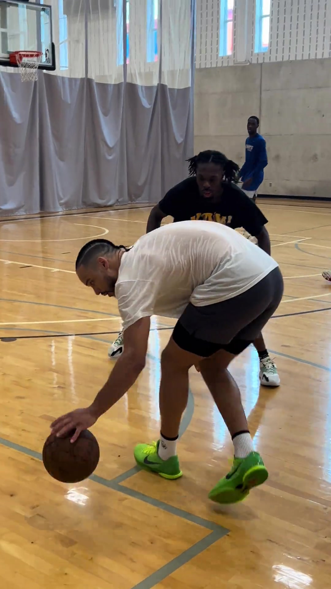 休赛期的狄龙 这过人动作也是很快啊