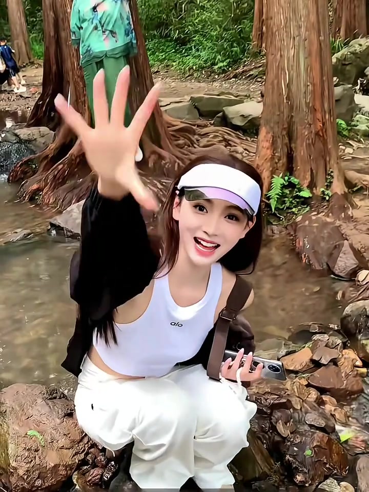 美女主播金佳悦一身运动背心出游你在的话雨天也是好天气