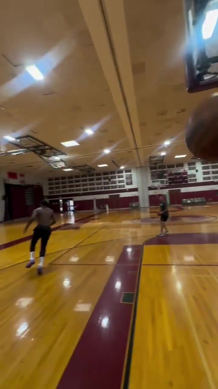 这40岁30秒半场不停折返6记暴扣詹姆斯最新训练视频