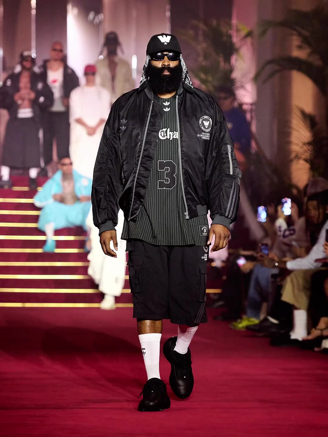 不得不说哈登在走秀这一块还得跟二哥威少好好学学