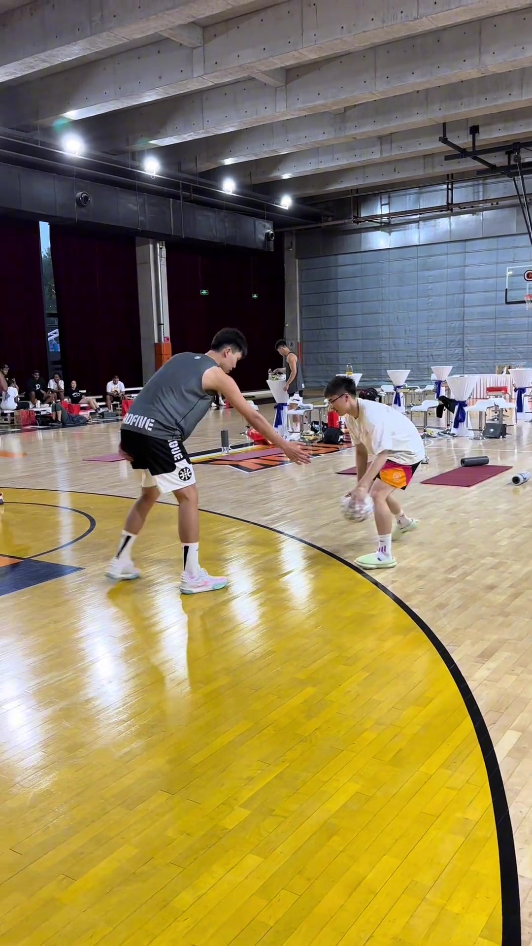 球迷晒和杨瀚森单挑NBA首轮16号秀说打也就打了