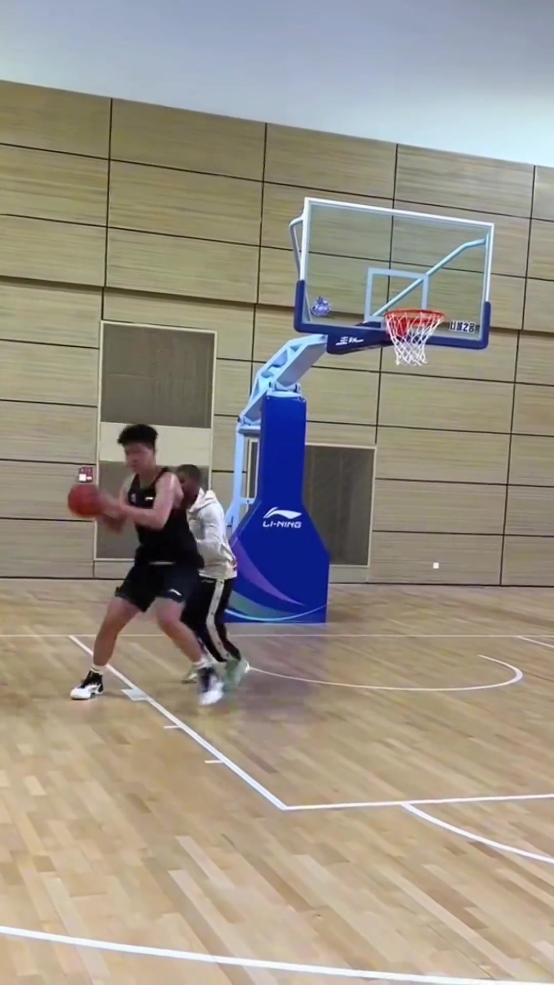 杨瀚森苦练低位进攻脚步 艾顿克林根们怕了吗