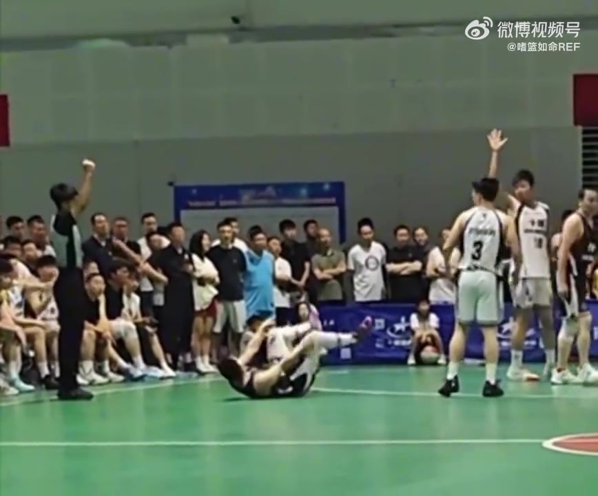 三分犯规or好球这属实有点为难裁判了
