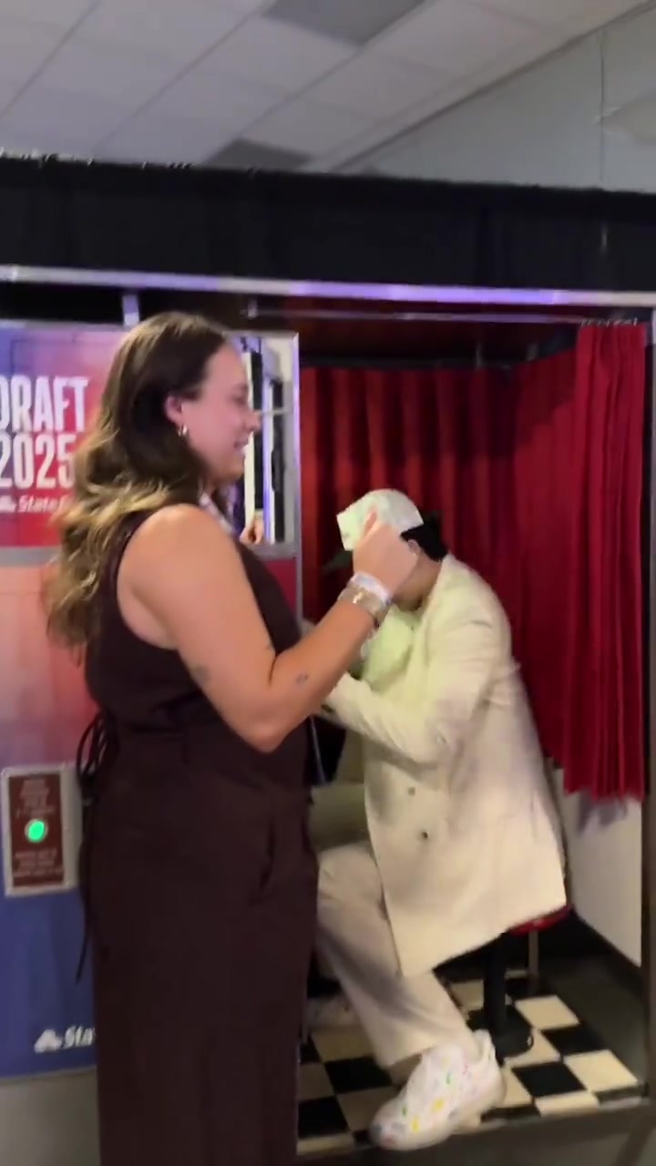 开拓者官方发杨瀚森自拍亭拍照花絮太高以至于没拍到眼睛