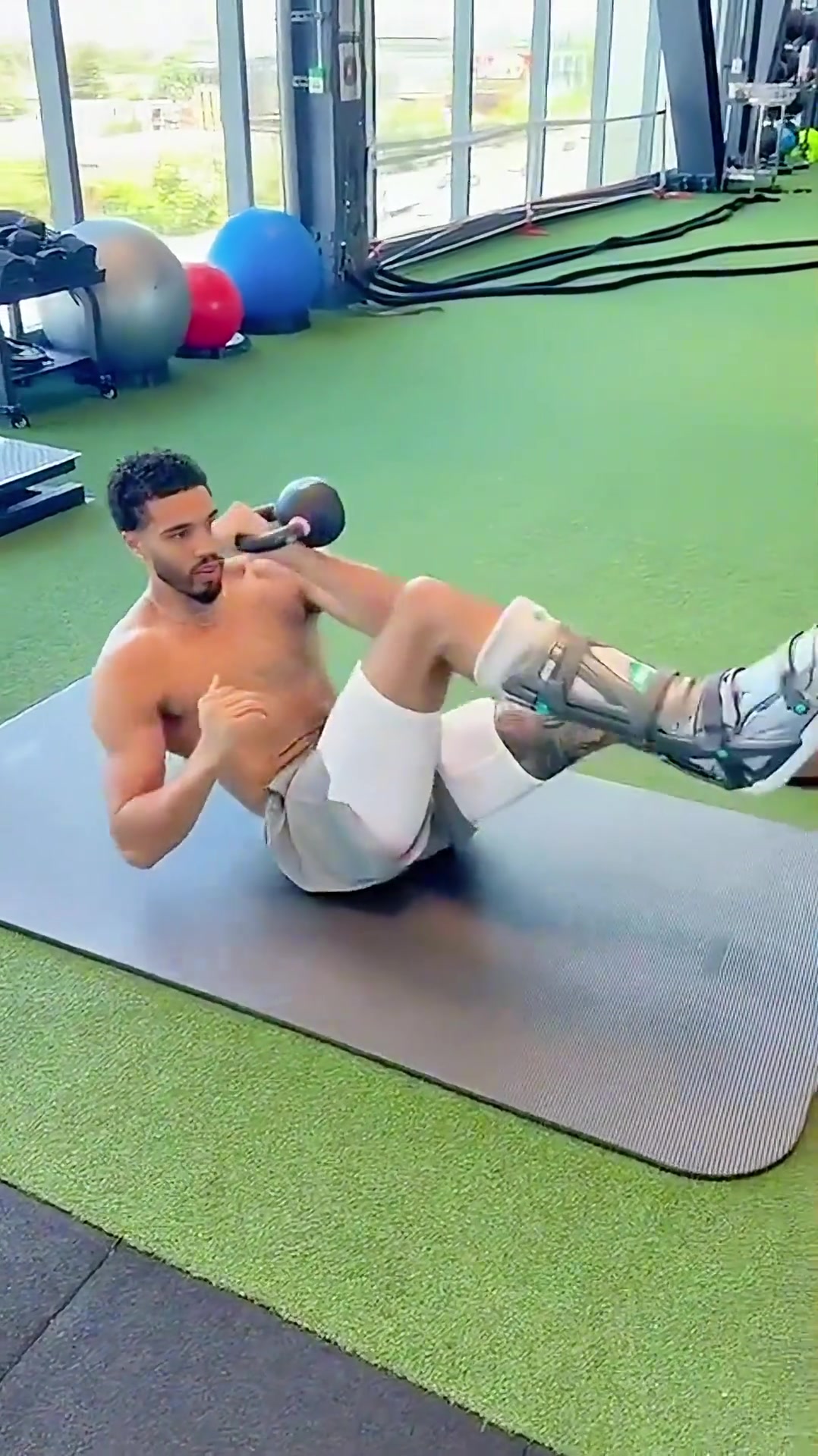 不能停滞塔图姆拖着伤脚在健身房做核心训练