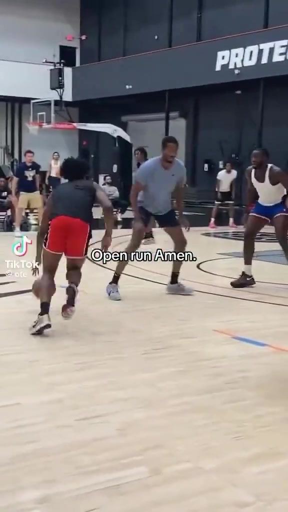 还会撤步三分哈阿门这控运和持球投篮好像进步不少啊