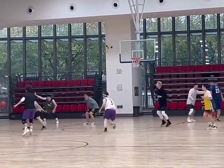 确实爱篮球蔡徐坤前两年打全场视频还是有点技术和意识的