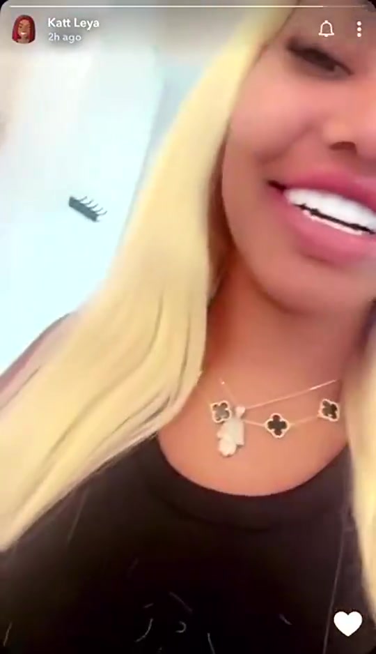 劲爆成人女星曾晒和艾顿自拍视频艾顿则裸上半身在其身后