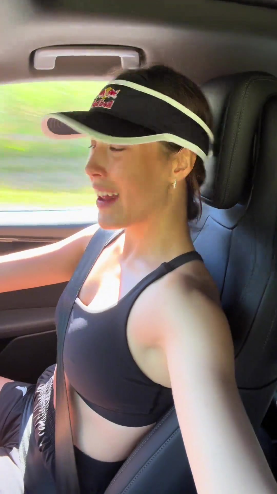 谷爱凌晒锻炼后开车兜风 网友第一眼看成了阿隆-戈登