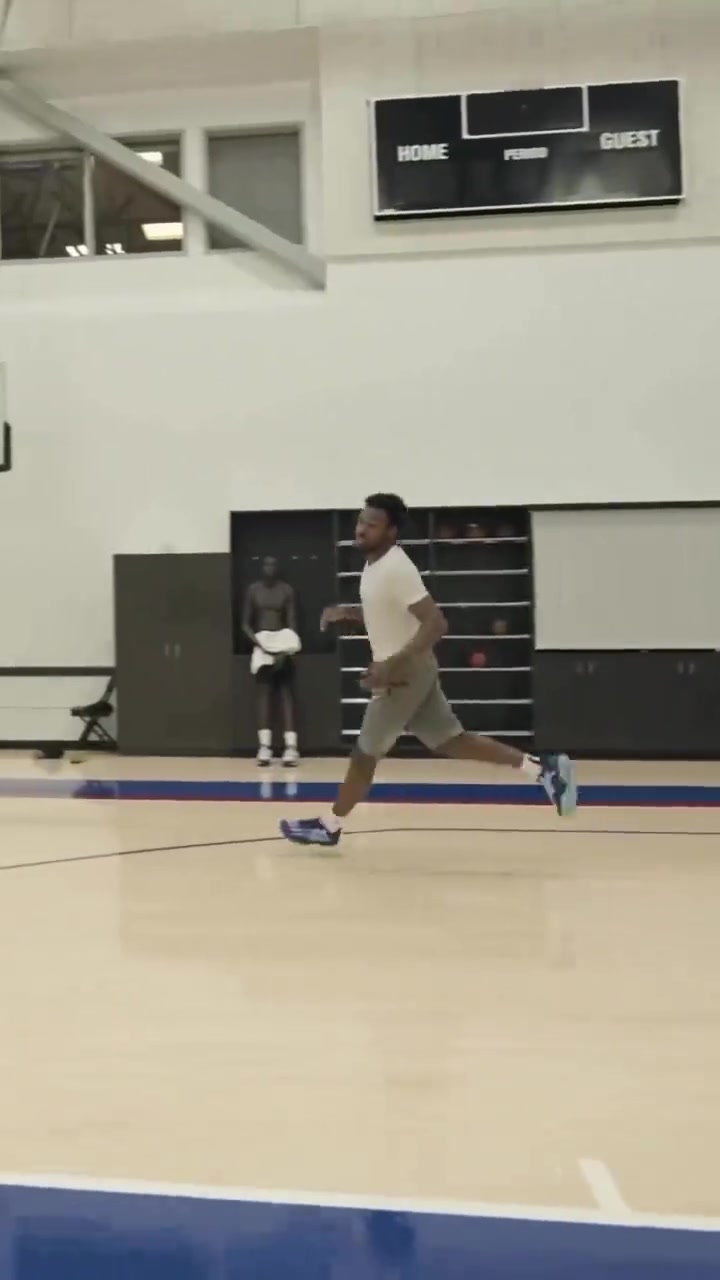 父子同款训练布朗尼半场不停折返暴扣 感觉比他爸还吃力些