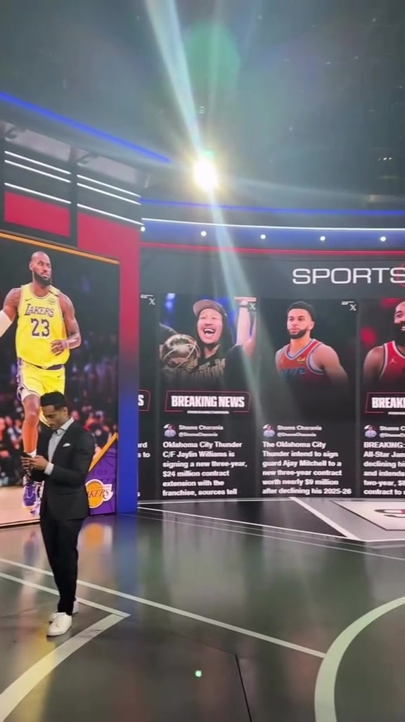 起床干活Shams忙碌的一天又开始了 做节目也是手机按不停