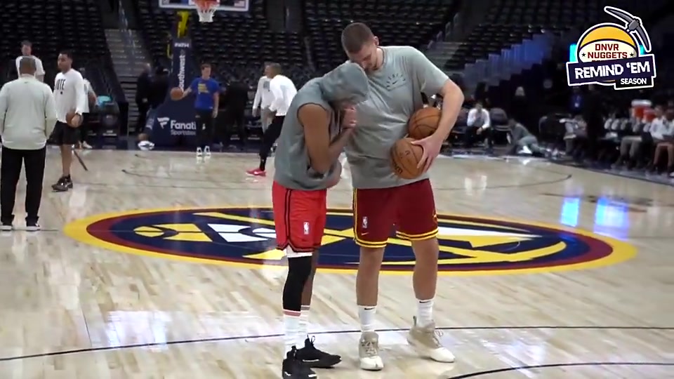 故人归来约老师此前球砸布鲁斯-布朗后者反砸约老师屁股