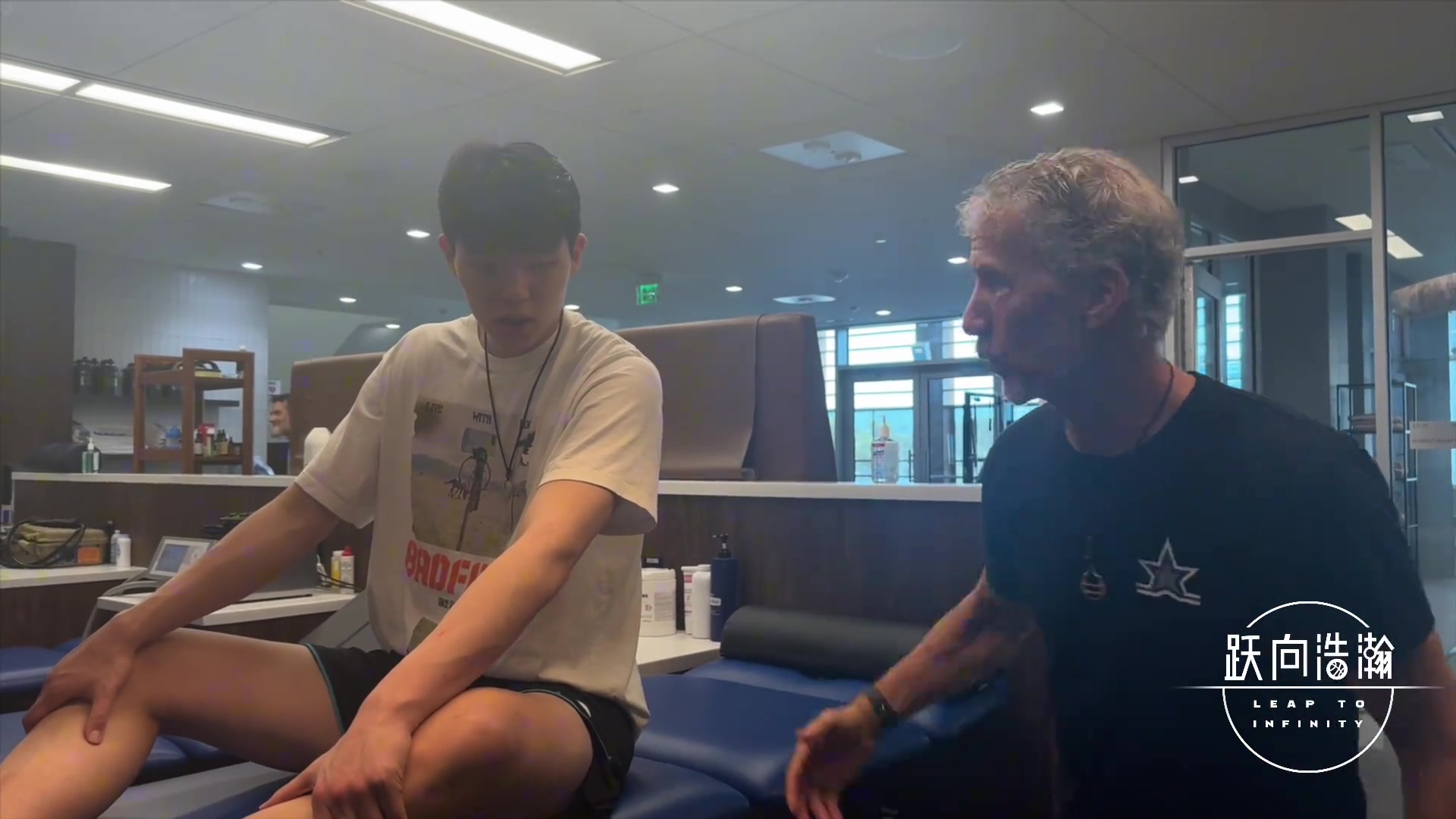 杨瀚森独家纪录片 在美接受训练时细节教学如何正确使用比赛姿势