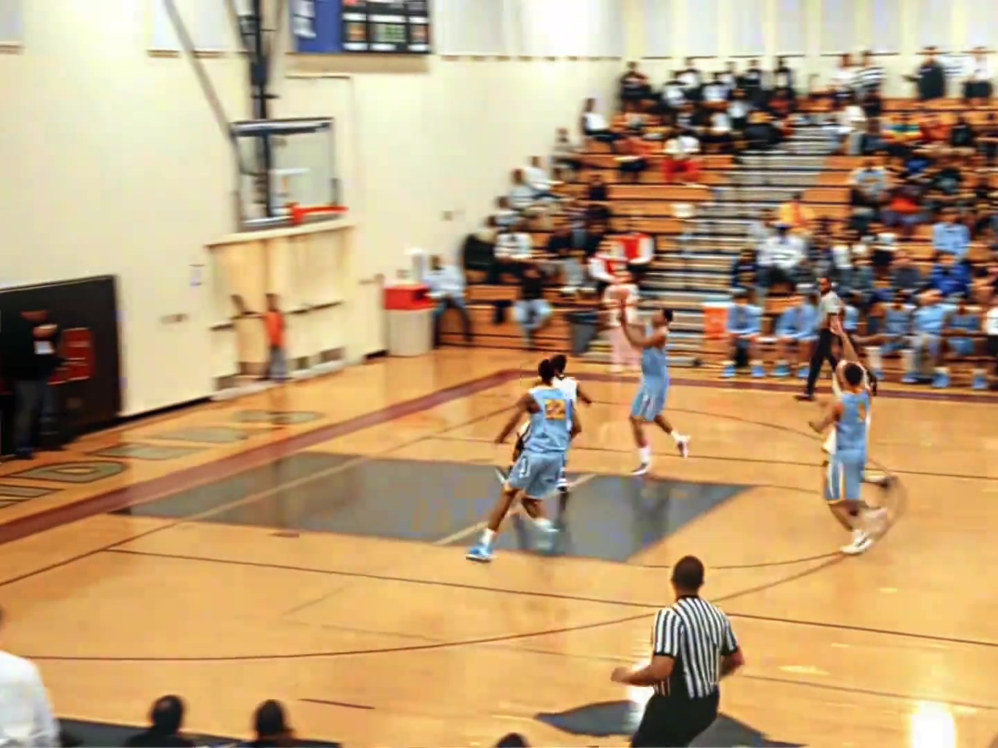 轻轻一跳就是天花板怪不得那么多球队为高中维金斯摆烂呢