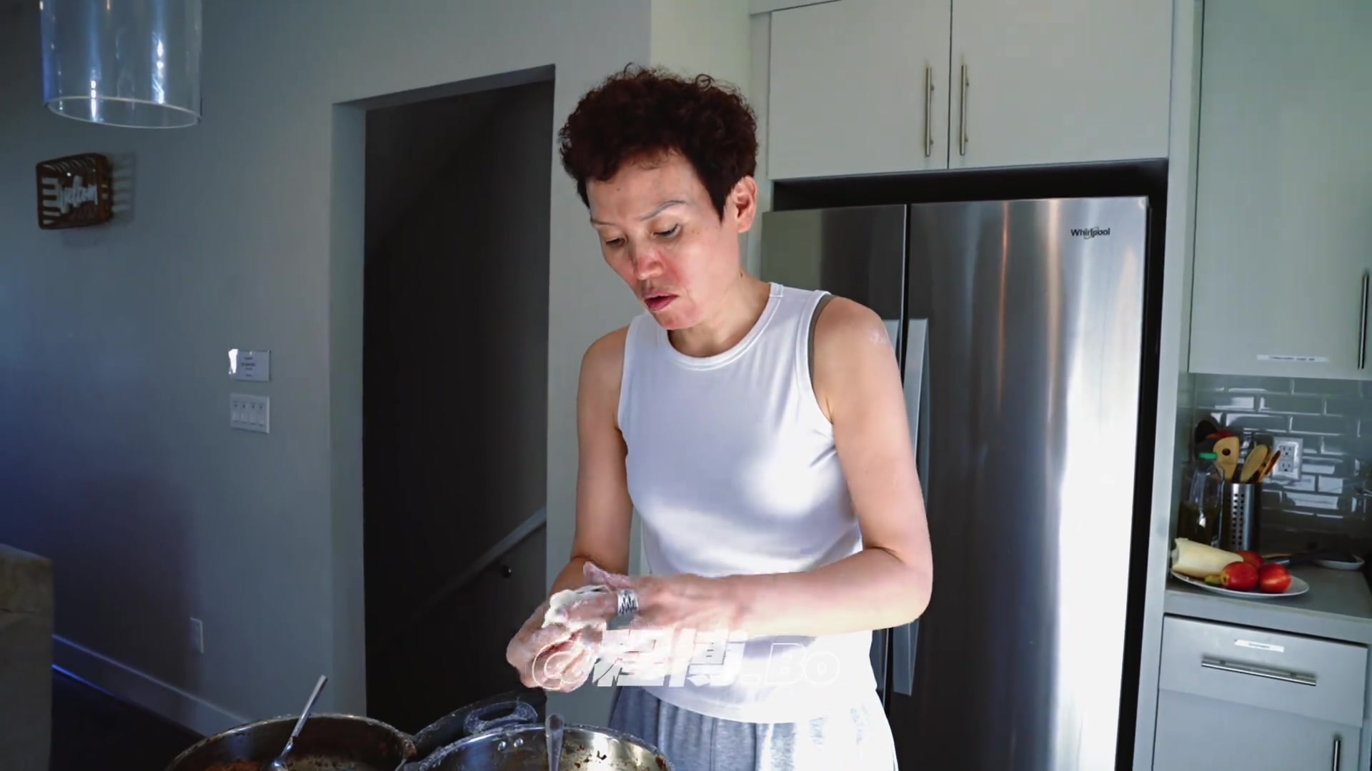 球迷调侃杨瀚森妈妈真不爱笑啊 就没见她笑过