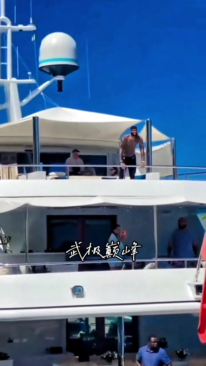 詹姆斯在游艇上打招呼 霸气侧漏