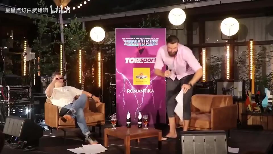 名场面瓦兰节目上玩游戏抽到詹姆斯做出了哭鼻子和假摔的动作