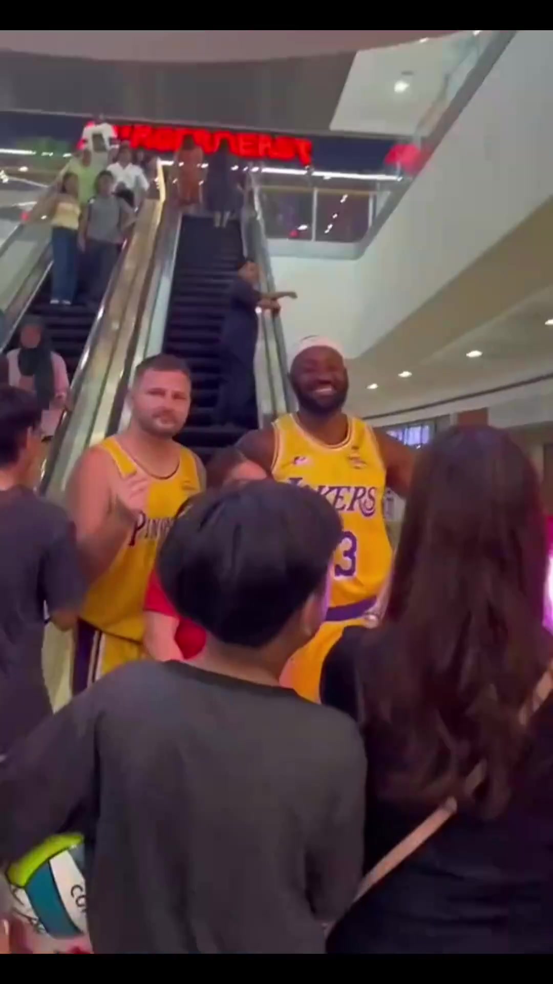 这詹姆斯看着很离谱但是这个东契奇确实有点东西