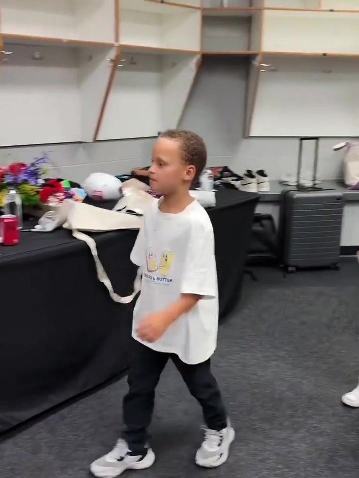 跟老爹一个德行库里儿子卡侬丢水瓶成功后直接嘚瑟起来了