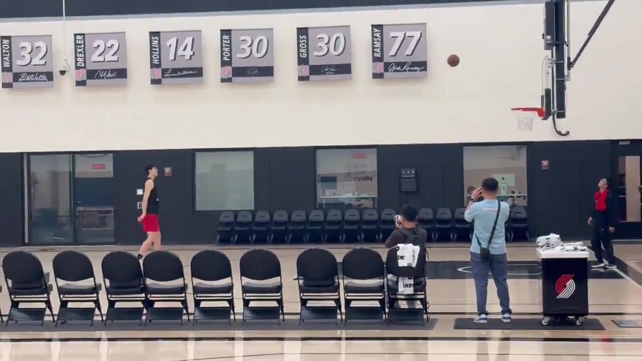 杨瀚森训练后独自加练三分命中率不错啊超远三分也能来