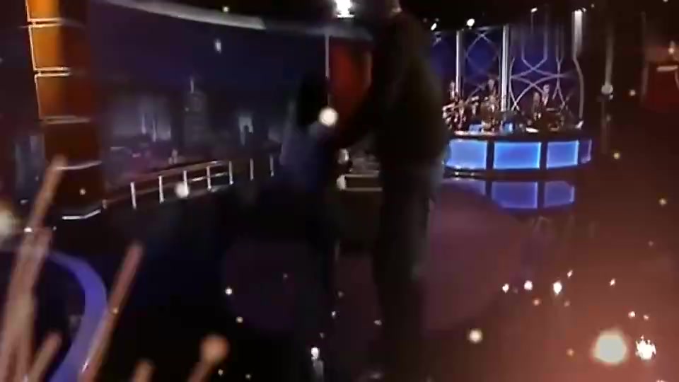 简直不可思议啊2米16的奥胖此前被一娇小妹纸轻松背起