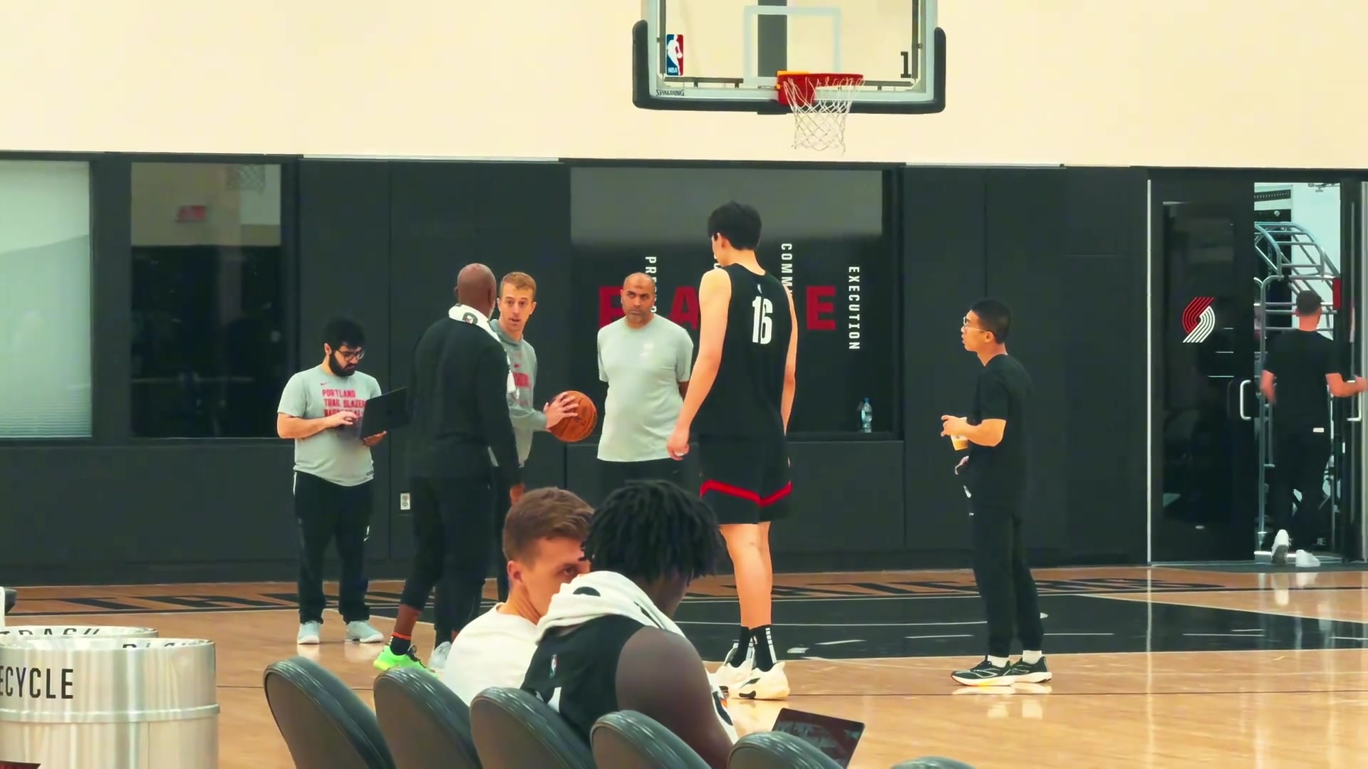 第一次吃上主教练的小灶比卢普斯亲自讲解战术教杨瀚森跑位