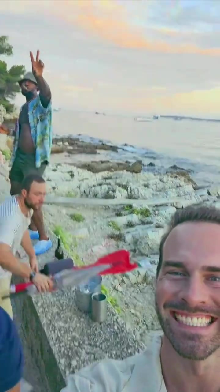 社牛老头正在度假的老詹看到路人的镜头比了个耶