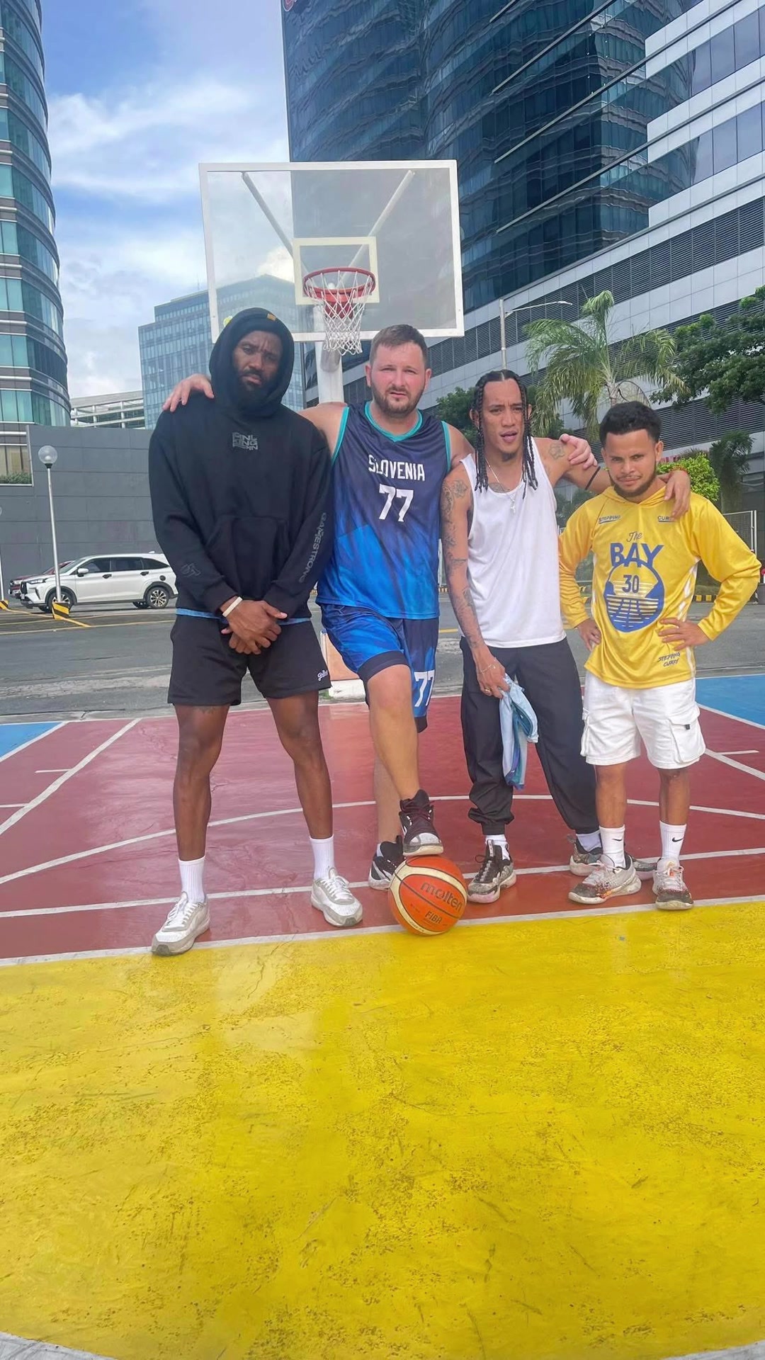 笑死球迷恶搞老詹东契奇克拉克森库里在菲律宾一起训练