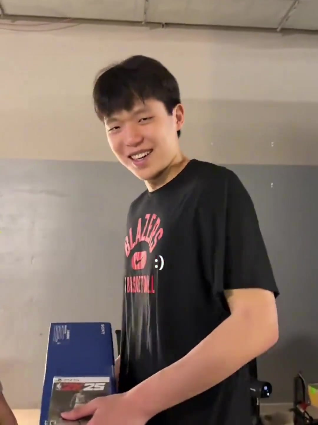 将2K评分打上90杨瀚森收到PS52k25礼物