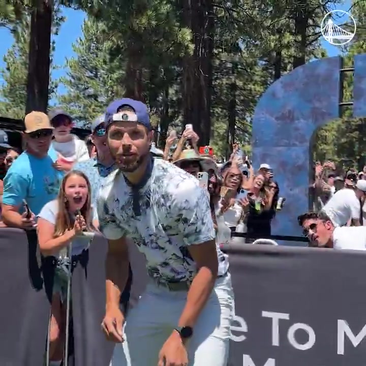 装X成功库里高尔夫名人赛接球就投自信提前回头