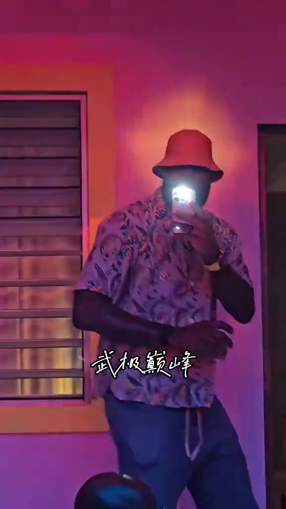 风头出尽詹姆斯在演唱会彻底玩嗨了啊