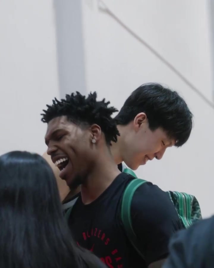 礼貌小伙杨瀚森在开门后帮队友顶门通过 并用英语回复队友