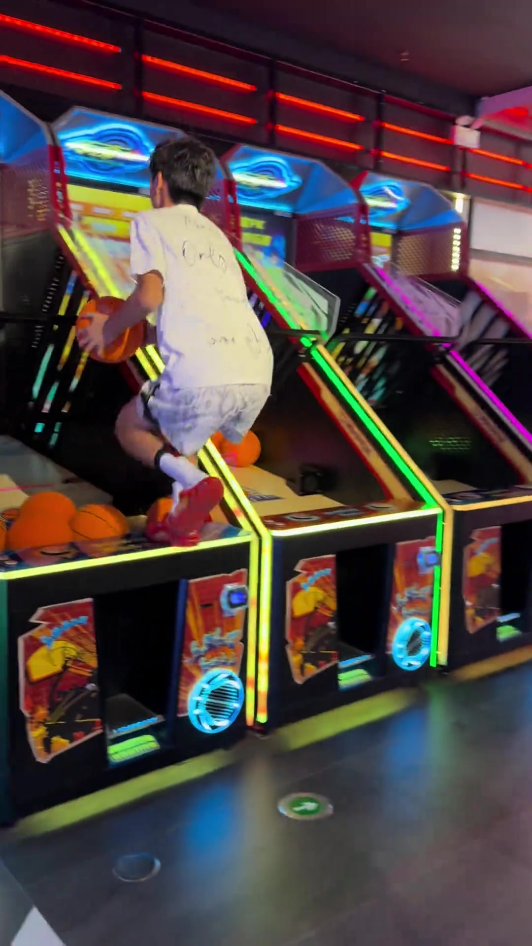 小球迷暴扣投篮机 随后模仿偶像詹姆斯霸王步庆祝