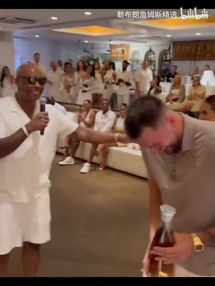 全球顶流东契奇在希腊参加乔丹品牌晚会合集人群中的焦点啊