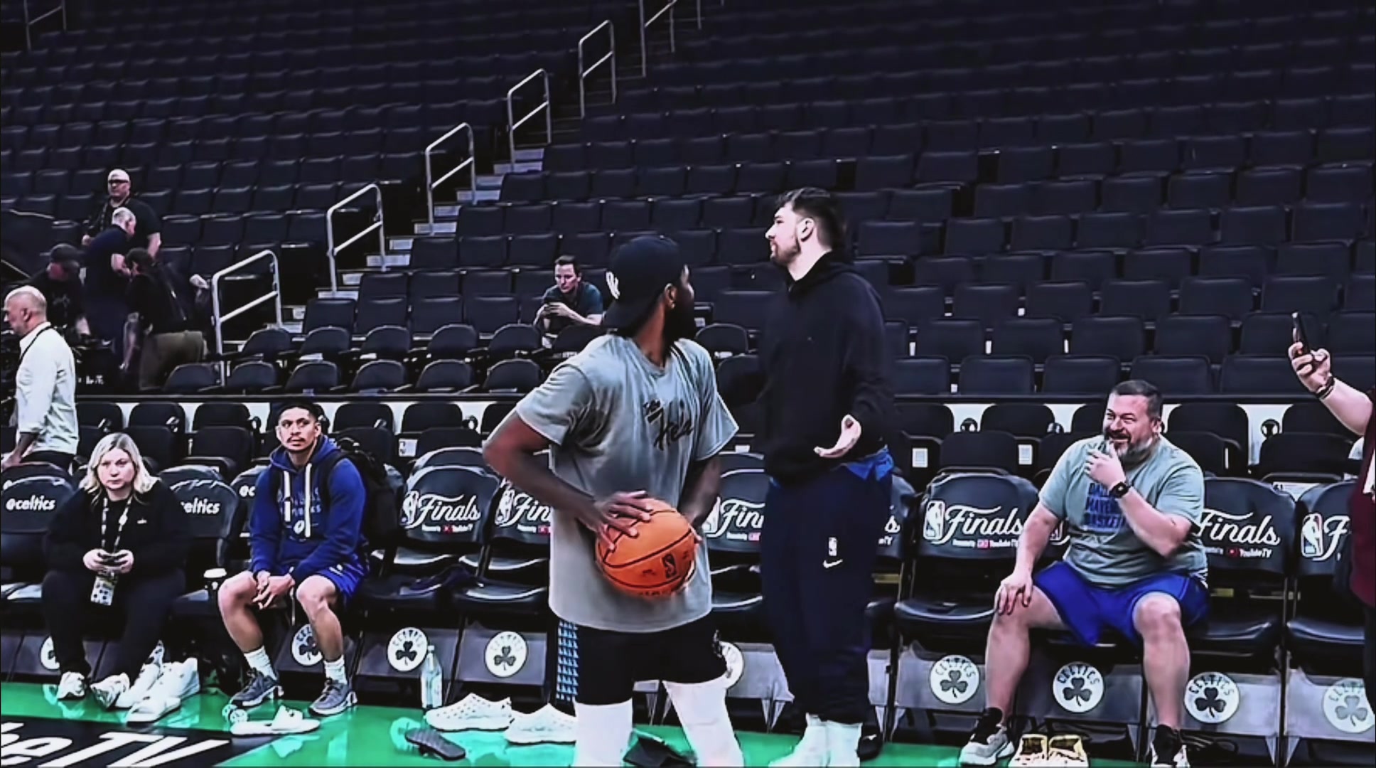 东契奇无奈摊手欧文你听说过蜘蛛感应吗