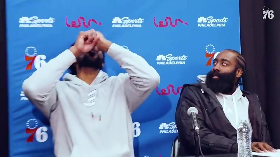 名场面恩比德把矿泉水喝成口服液 哈登在一旁直接看傻了