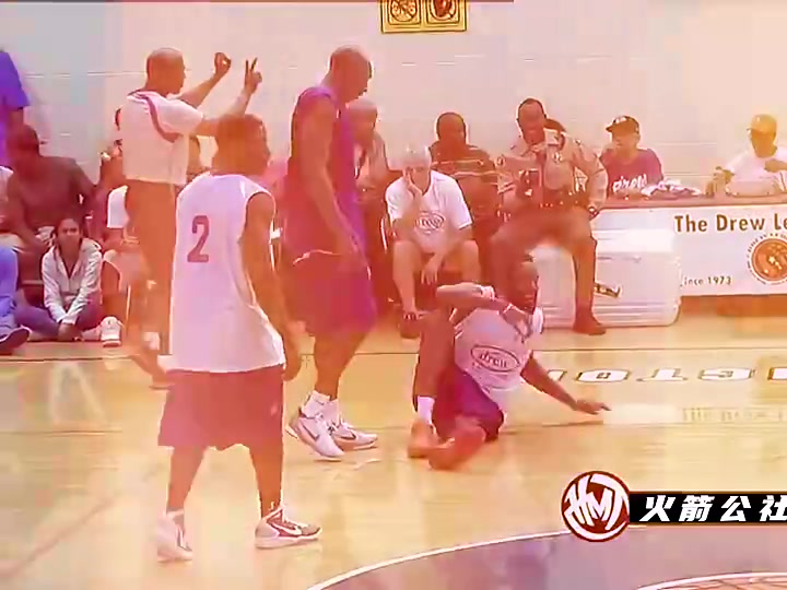 哈登要起身被科比一脚踩住老大得等队友来拉才能起身