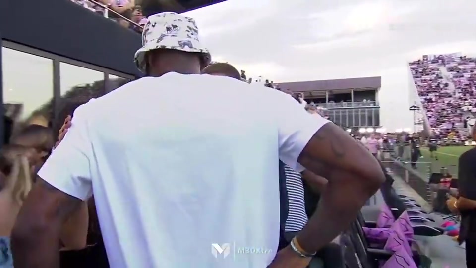 詹姆斯此前看足球比赛偶遇贝克汉姆贝嫂机智地提议让两人合照